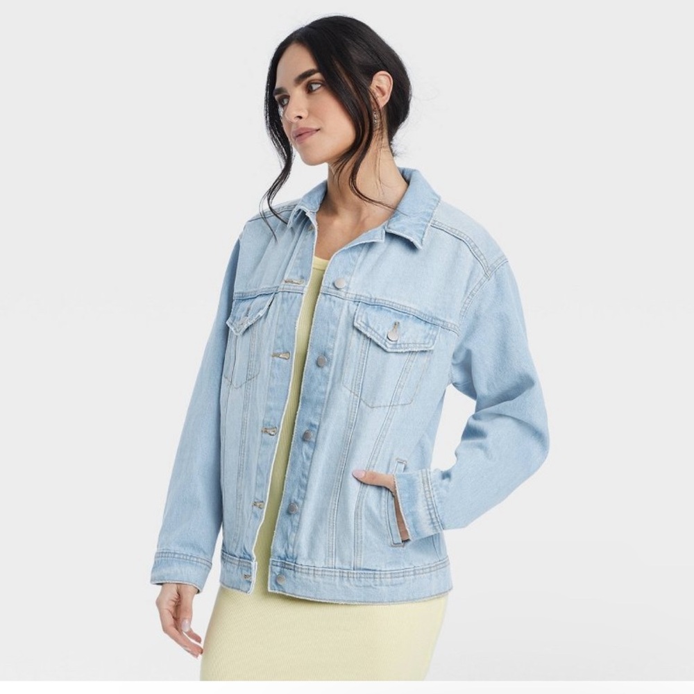 Women’s baggy trucker jean jacket light wash